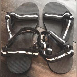 Victoria’s Secret PINK Logo Velcro Strap Sandals (M)

Black & White
